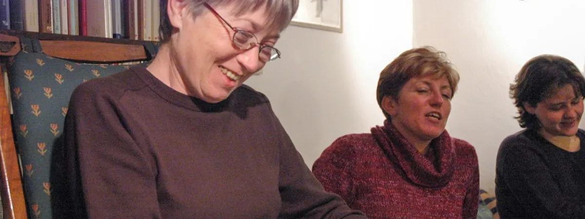MUDr. Marie Goldmannová (vlevo) na fotce ze zasedání rady Cesty domů v roce 2004 
