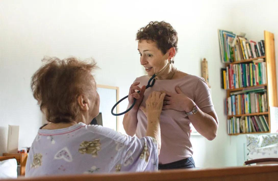 Primářka domácího hospice Cesta domů Irena Závadová u pacientky | foto Daniela Neumanová | 2019