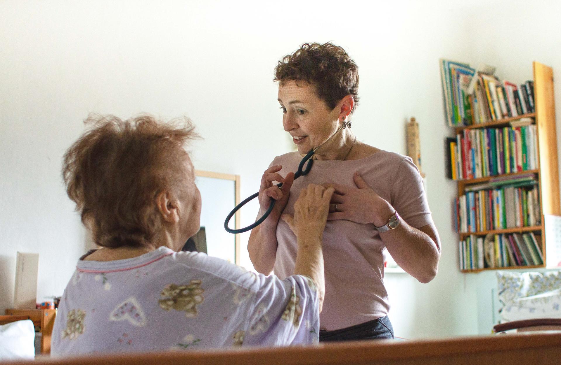 Primářka domácího hospice Cesta domů Irena Závadová u pacientky | foto Daniela Neumanová | 2019 Primářka domácího hospice Cesta domů Irena Závadová u pacientky | foto Daniela Neumanová | 2019