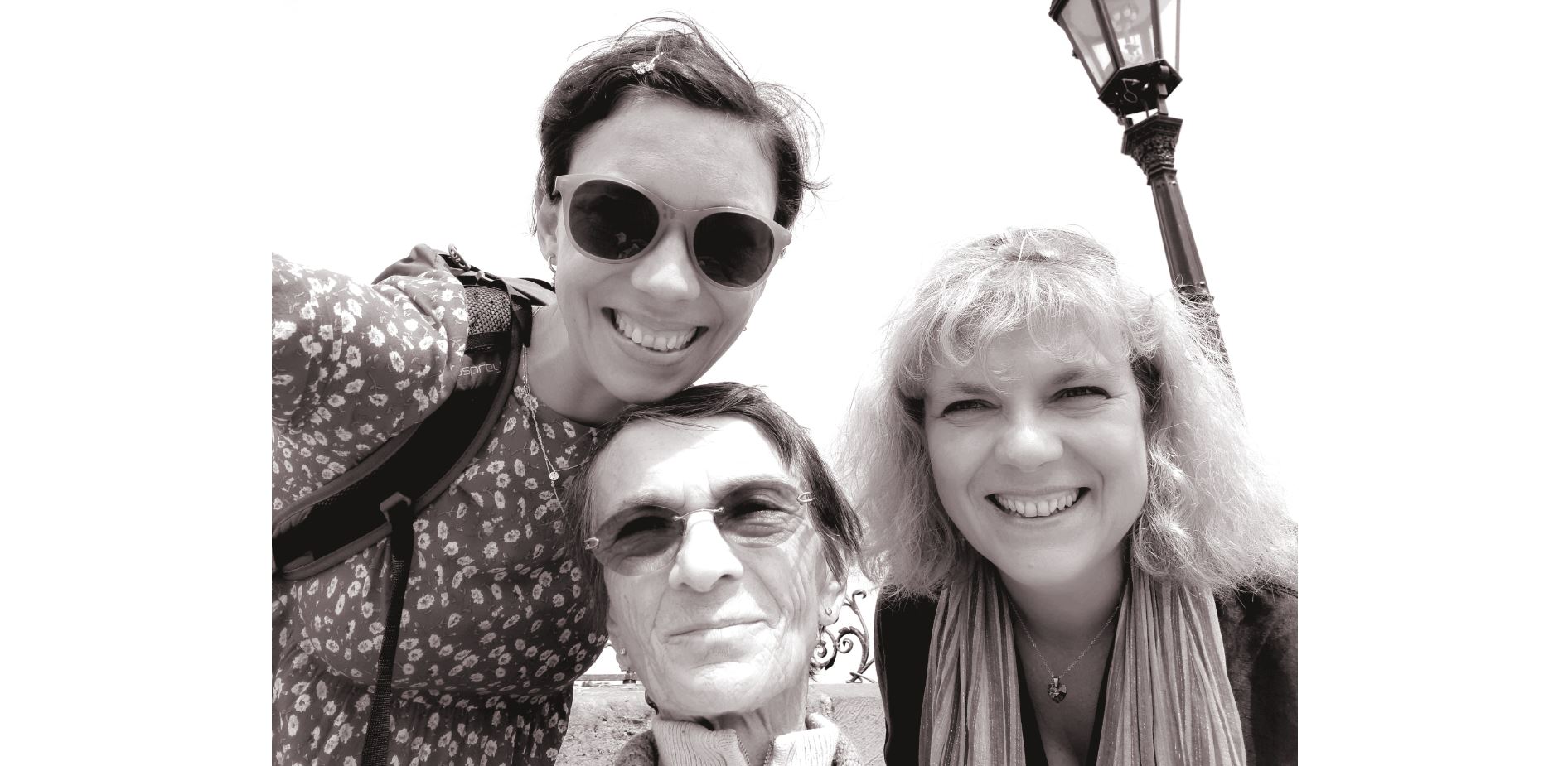 Paní Jaroslava Jírů se svými dcerami v červnu 2020 po návštěvě Mariánského sloupu | foto Martina Fejfarová